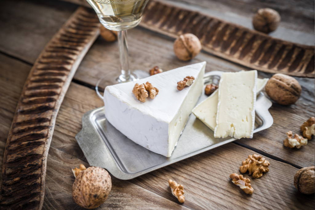 chardonnay-og-brie-1024x683 De 5 Bedste Kombinationer af Vin, Ost og Chokolade