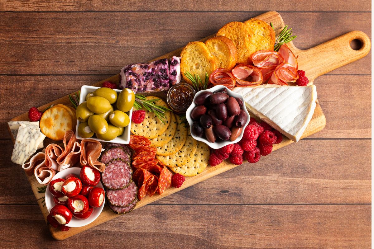 charcuterie bord med druer og deli-kød og ost