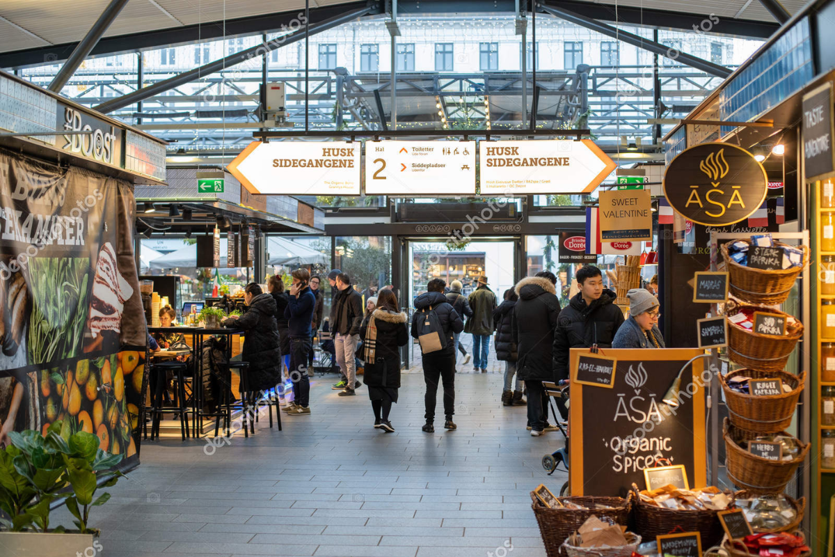 Torvehallerne i København med boder fyldt med delikatesser